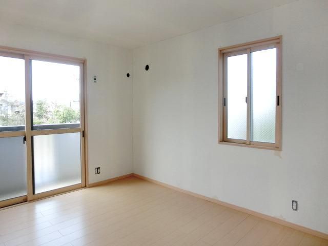 居室・リビング　２面採光のお部屋（クリーニング中）