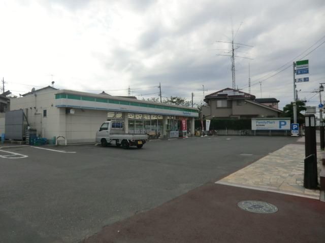コンビニ　ファミリーマート（コンビニ）まで300m