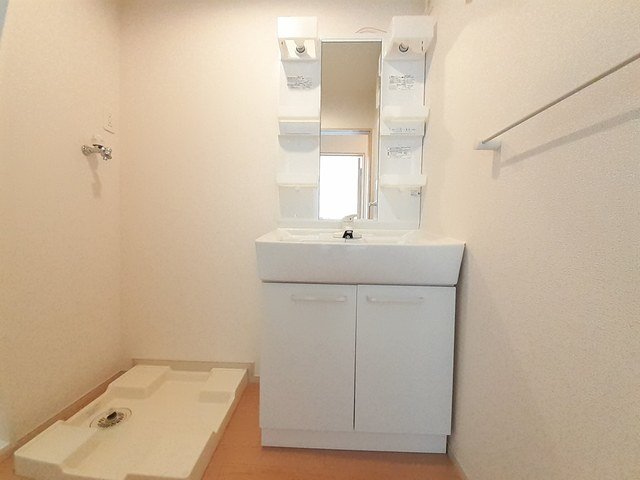 洗面設備　ゆったりとスペースのある洗面所