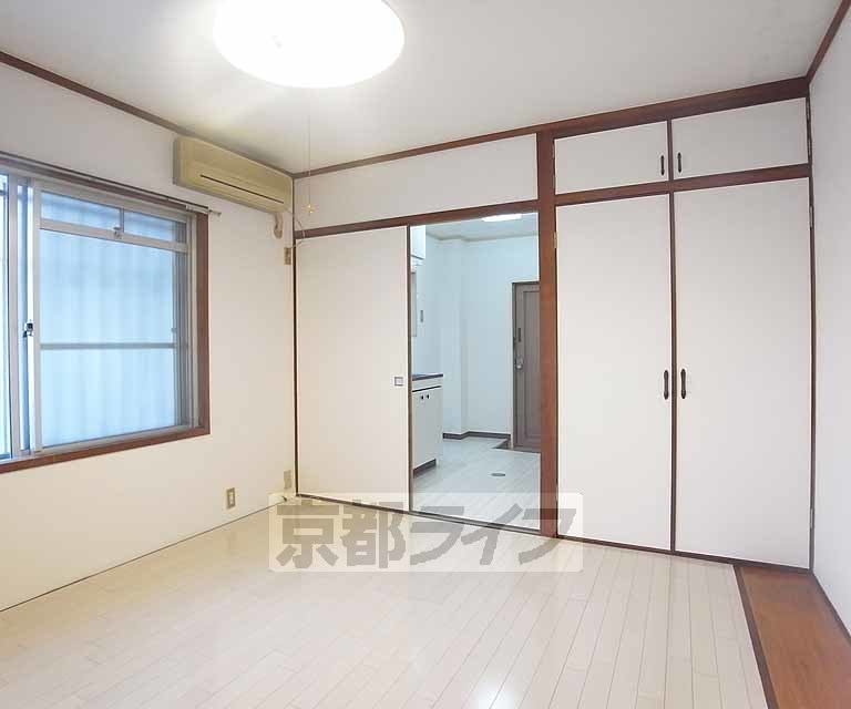 居室・リビング　きれいに改装されたお部屋です。