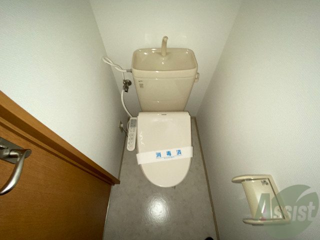 トイレ　嬉しいウォシュレット機能付きですシャワートイレは便利ですね。