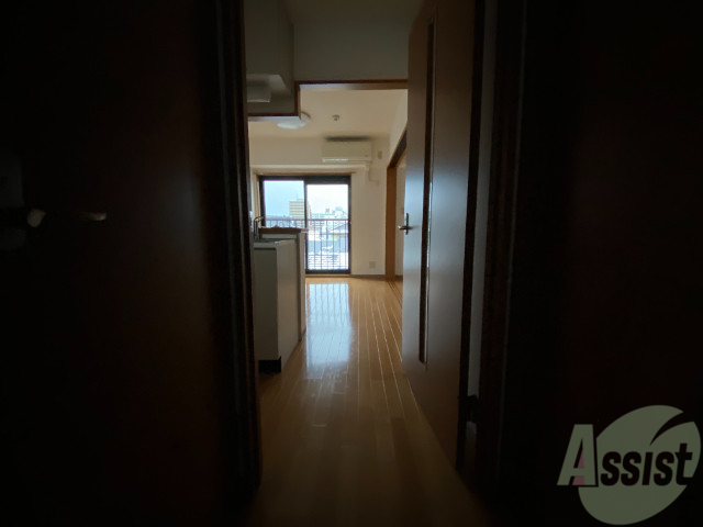 玄関　玄関から撮影しました。長い廊下を抜けると部屋があります。