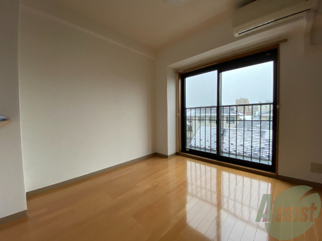 居室・リビング　こちらはリビングです。日が差して明るい雰囲気ですよ。