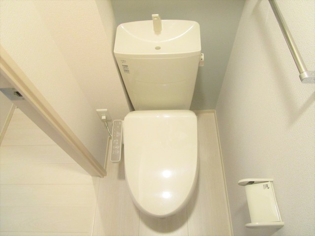 トイレ　同建物の別部屋の参考画像です