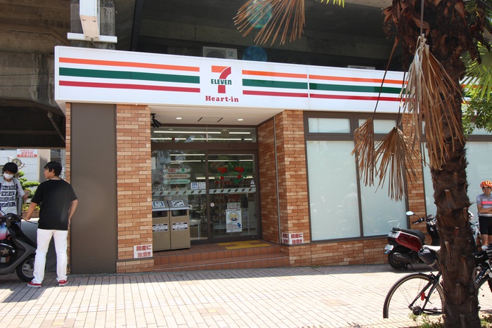 コンビニ　セブンイレブン（コンビニ）まで180m