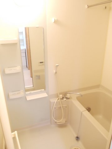 バス・シャワールーム　コンパクトで使いやすいお風呂です