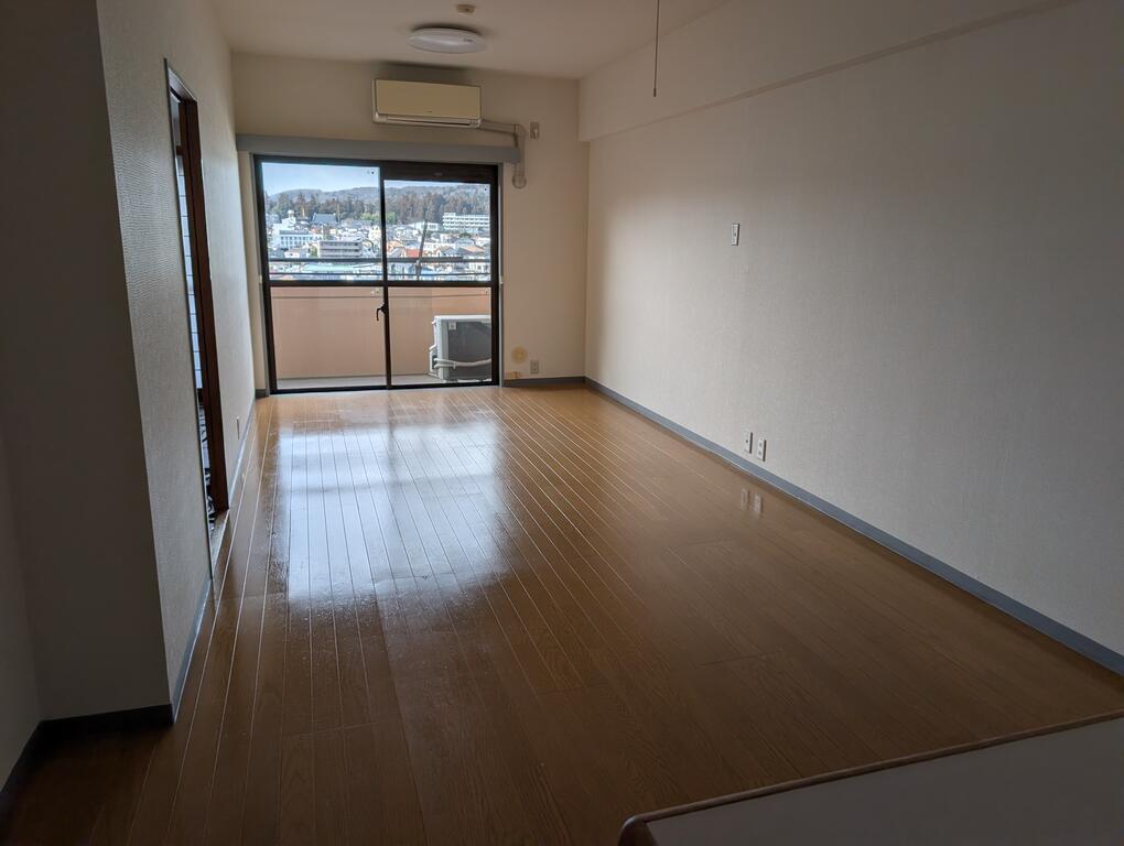 その他部屋・スペース　リビングからバルコニー側撮影