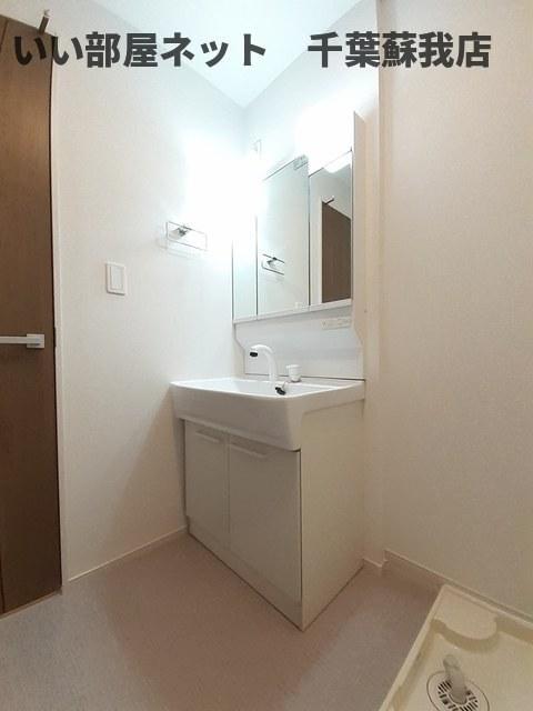 洗面設備　明るい洗面所です