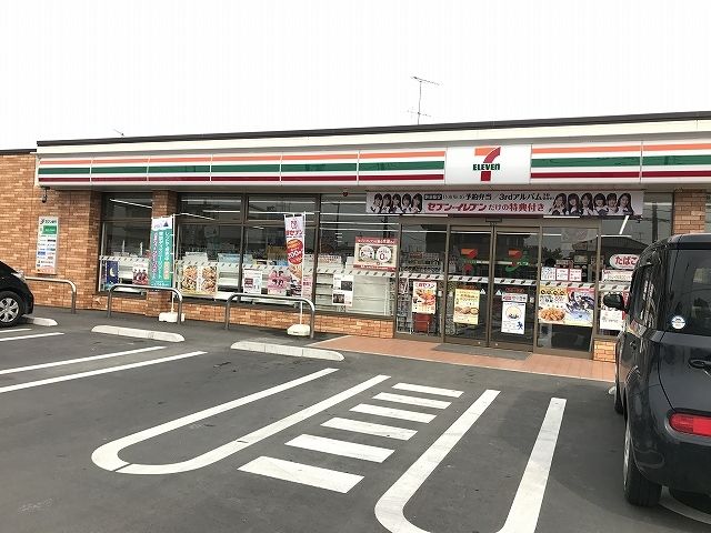 コンビニ　セブンイレブン行田小見店（コンビニ）まで700m