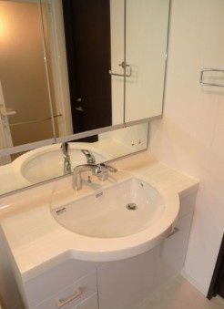 洗面設備　朝の身支度に便利な独立洗面台！