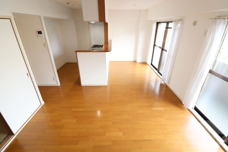 居室・リビング　明るいリビングルーム