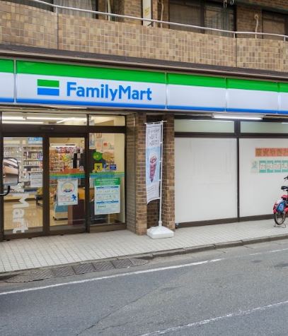コンビニ　ファミリーマート（コンビニ）まで107m