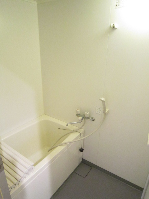 バス・シャワールーム　広い湯船で１日の疲れをとってください♪