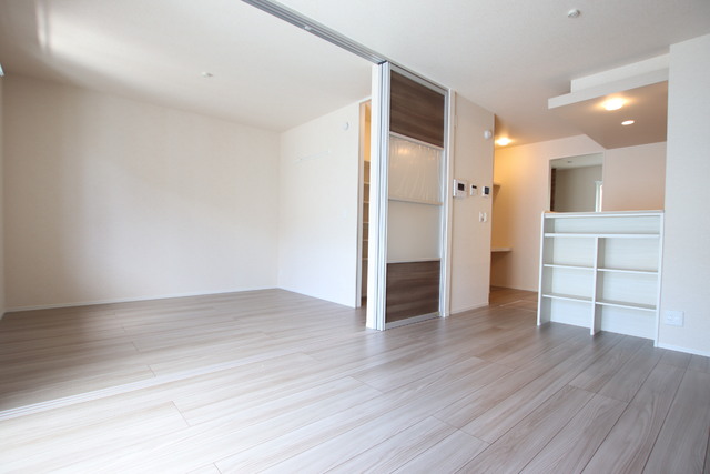 居室・リビング　間仕切りを開けて広くお使いいただけます♪