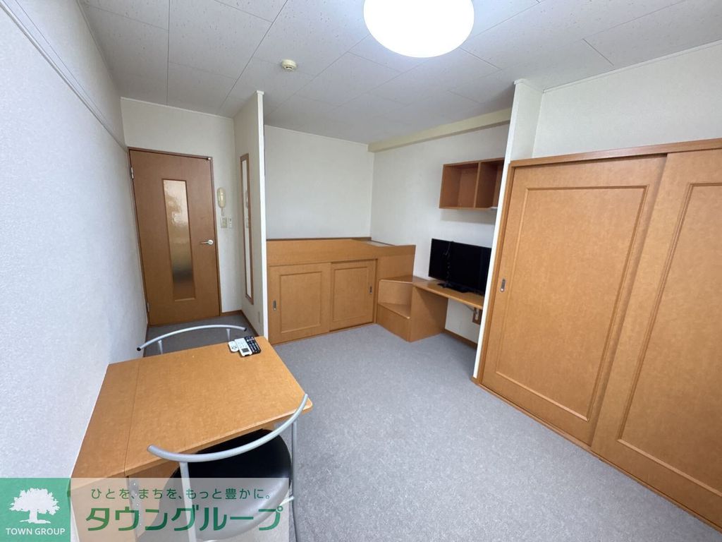 居室・リビング　1階はフローリング、2階はじゅうたんです。