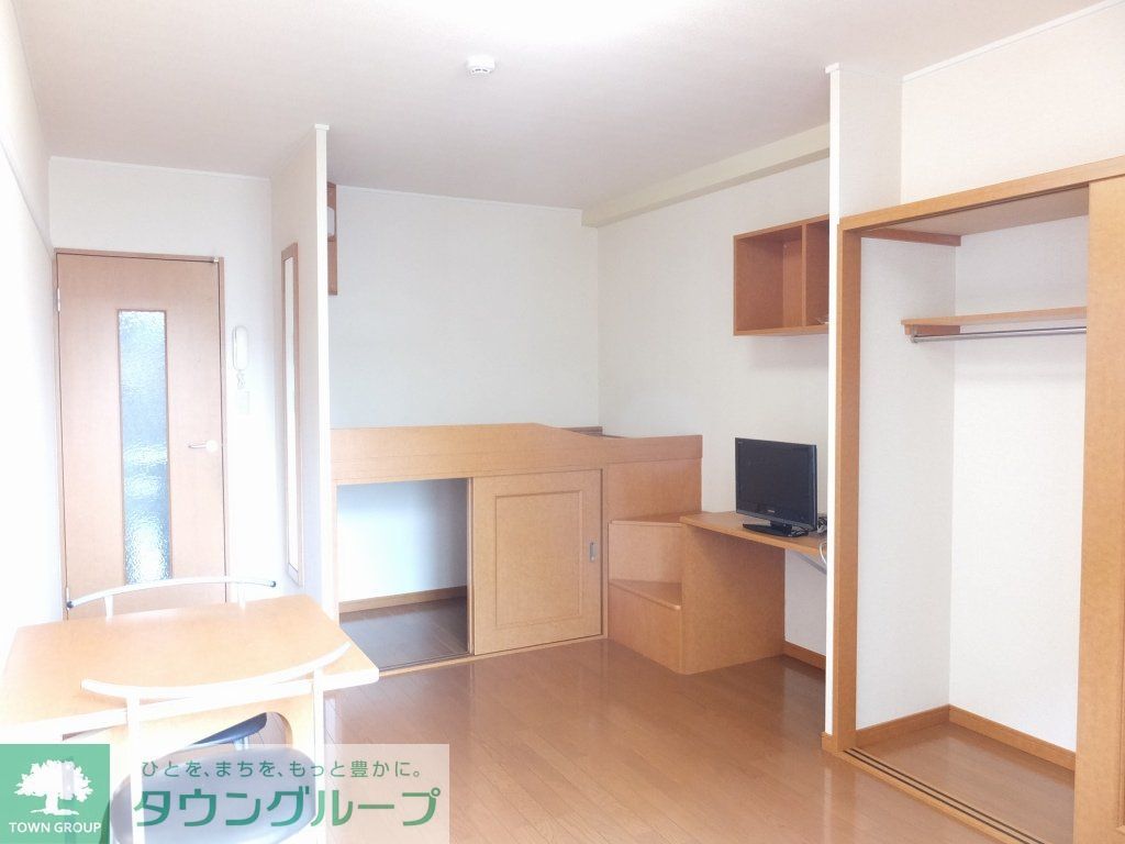 居室・リビング　1階はフローリング、2階はじゅうたんです。