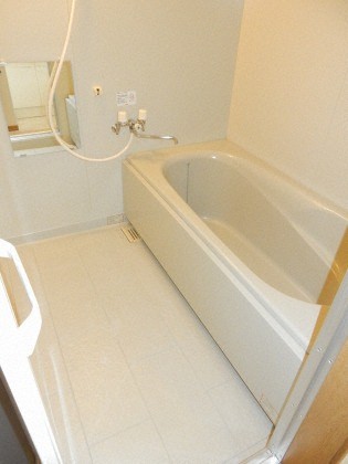 バス・シャワールーム　理想的な広々１坪タイプのお風呂です♪