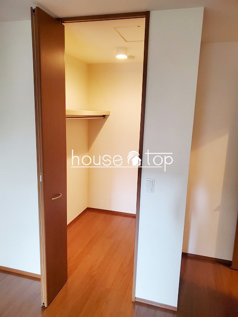 洗面設備　収納豊富な洗面化粧台！ゆったりとした脱衣スペース！