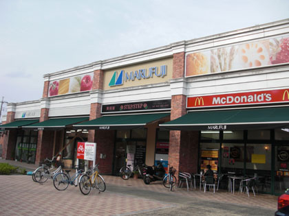 スーパー　マルフジ福生店（スーパー）まで370m