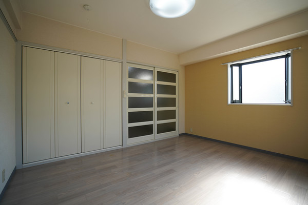 居室・リビング　同じ建物の別なお部屋