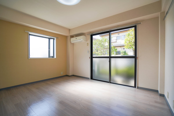 居室・リビング　同じ建物の別なお部屋