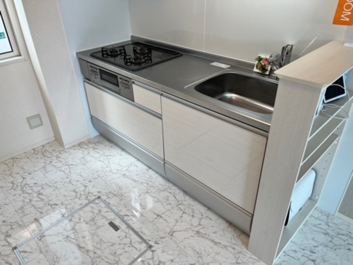 キッチン　3口コンロ・グリル付きの使いやすいシステムキッチンです♪