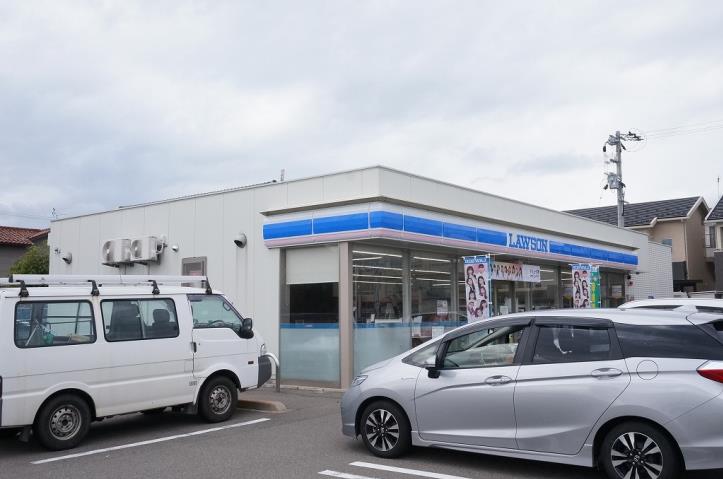 コンビニ　ローソン（コンビニ）まで692m