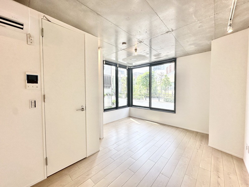 居室・リビング　コンクリートの天井がおしゃれ