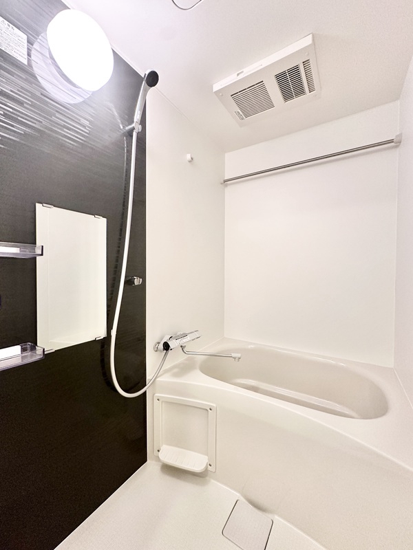 バス・シャワールーム　アクセントクロスの映えるお風呂場