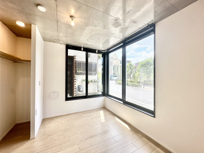 その他部屋・スペース　２面採光の窓がお部屋をより広く感じさせてくれます