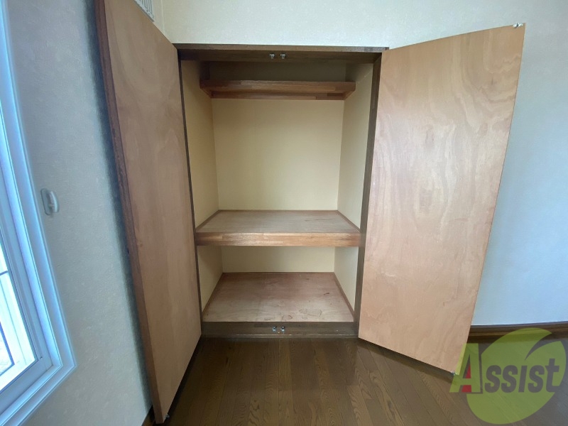 収納　こちらの収納にはハンガーをかけて服もしまえますね。