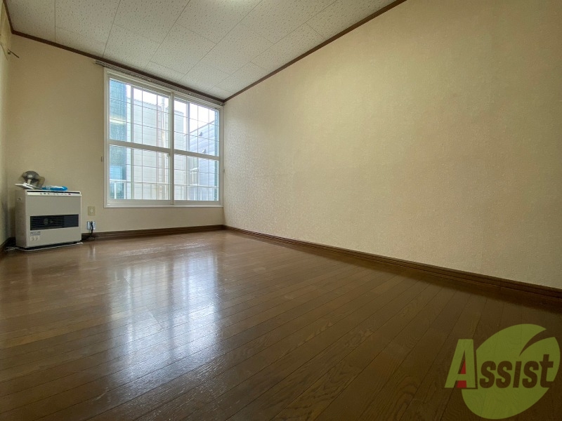 居室・リビング　リビングです。木目のフローリングが落ち着きますね。