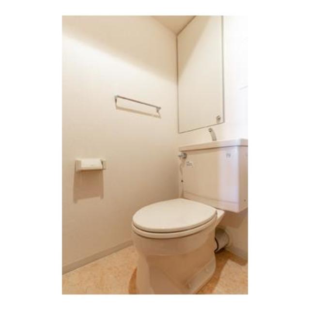 トイレ　※写真は同タイプ住戸です。