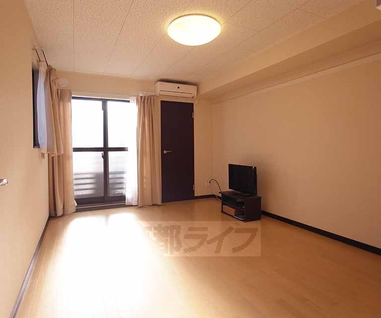 居室・リビング　広く明るい洋室です。