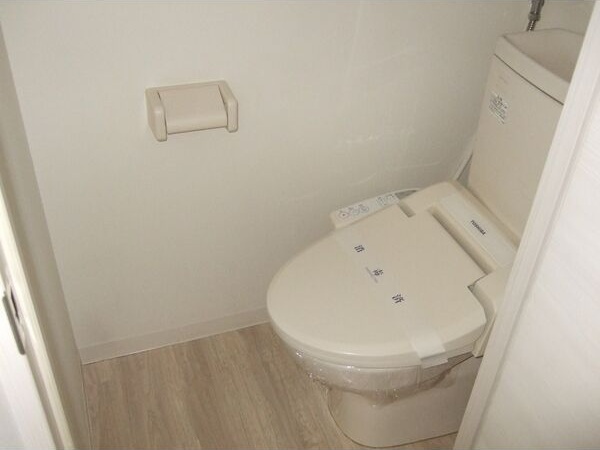 トイレ　嬉しいウォシュレット付きのトイレ！便座温かいですよ♪