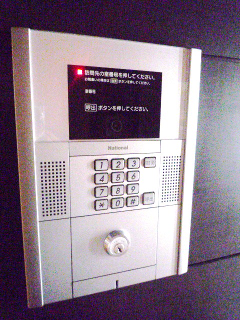 エントランス　エントランスにはオートロックの操作盤がございます！