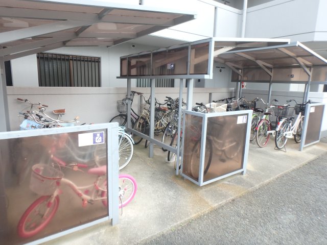 その他共有部分　屋根付き駐輪スペースです