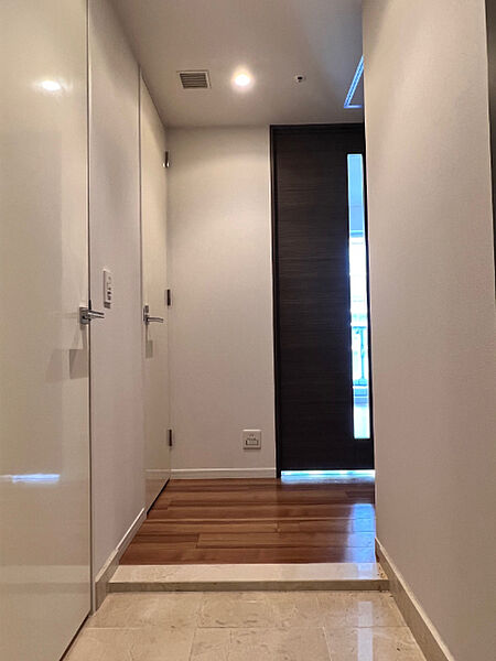 玄関　※別部屋の参考写真です。