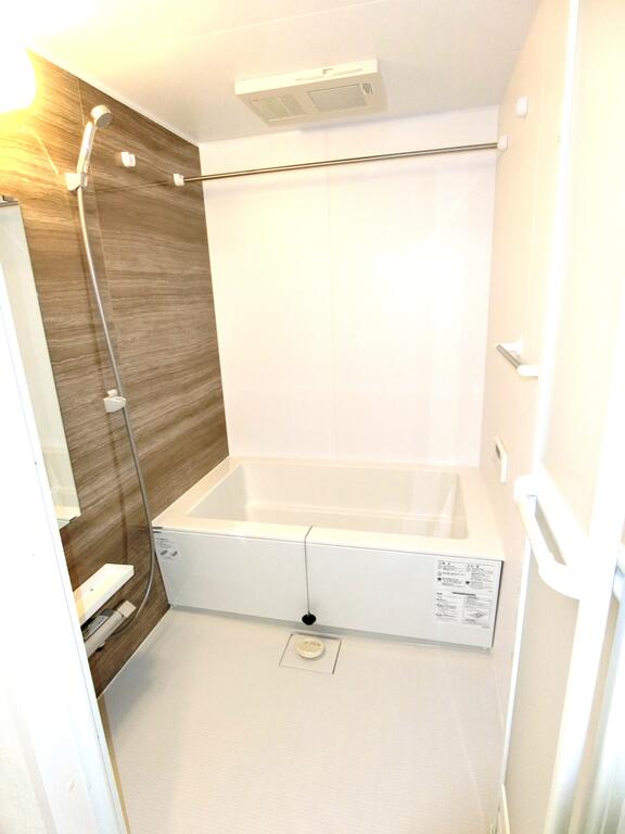 バス・シャワールーム　イメージです。配色に違いあり