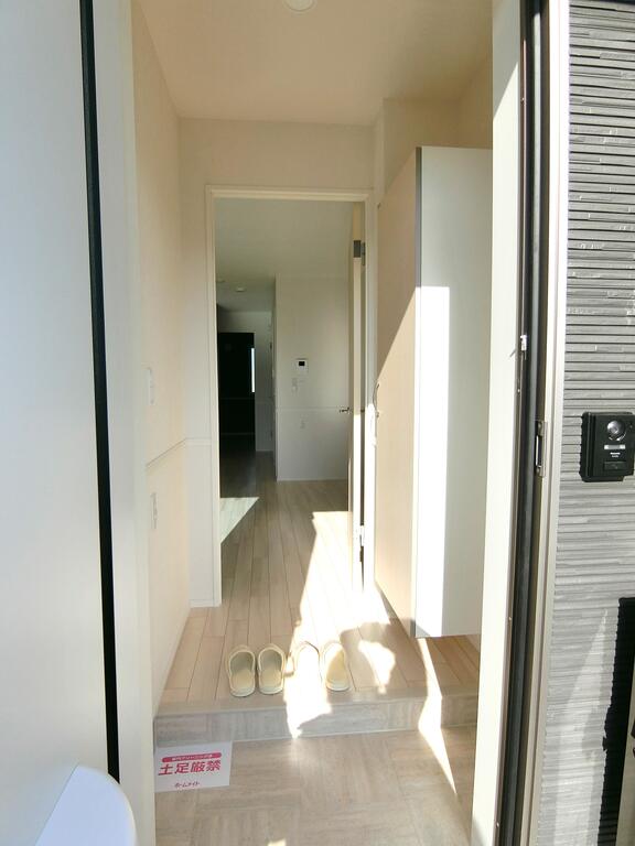 玄関　イメージです。配色に違いあり