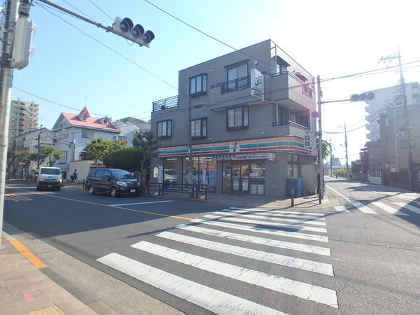 コンビニ　セブンイレブン足立竹ノ塚駅東店（コンビニ）まで475m