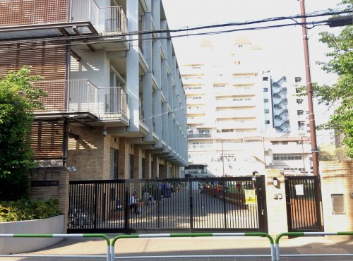 小学校　新宿区立四谷小学校（小学校）まで337m