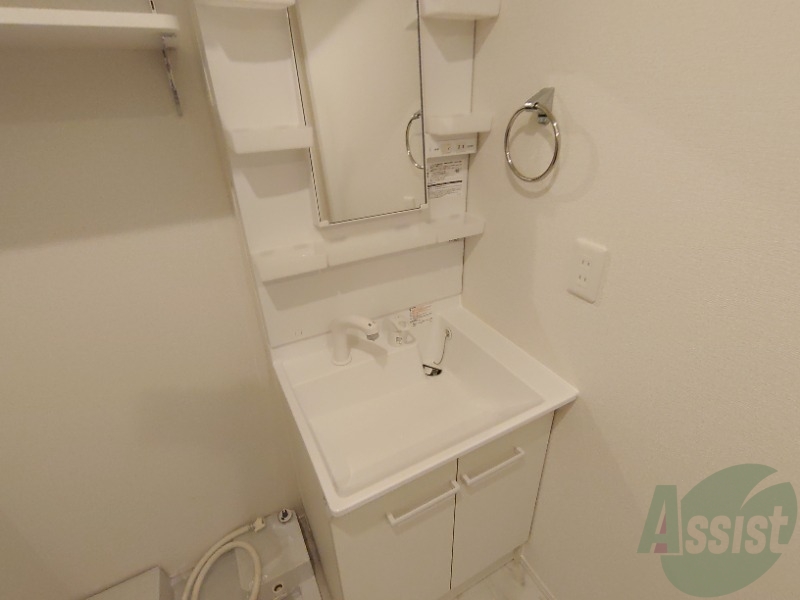 洗面設備　洗面台はシャワーノズルも付いて便利に活用できます