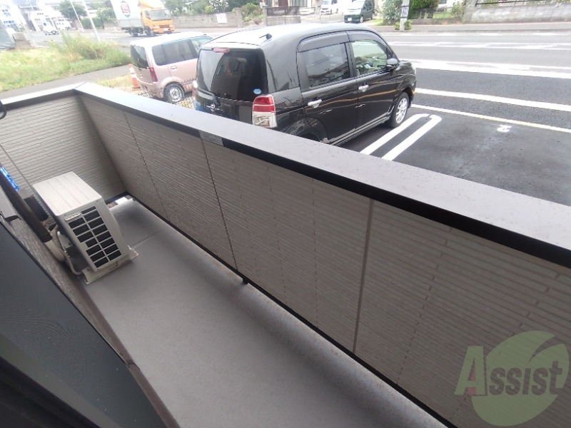 バルコニー　ベランダはよく日が当たり気持ちの良い空間です。