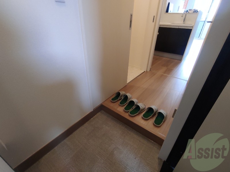 玄関　玄関からの様子です。綺麗なフローリングが広がっています。