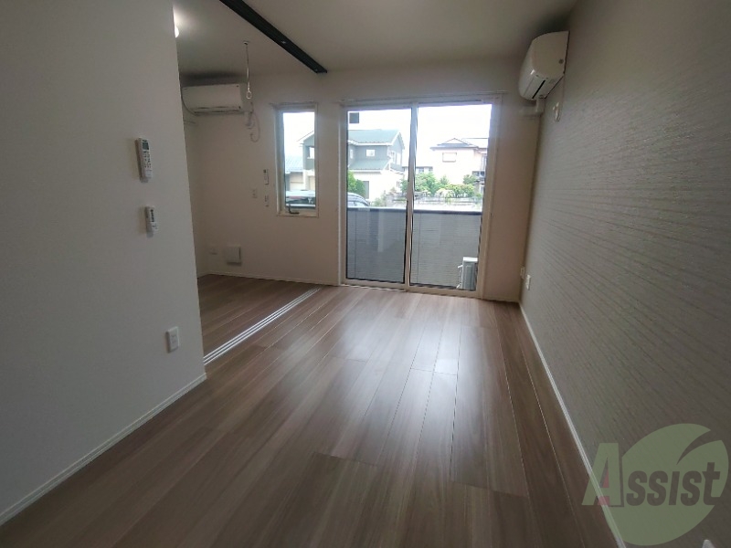 居室・リビング　広くきれいなリビングは明るい光も良く差します。