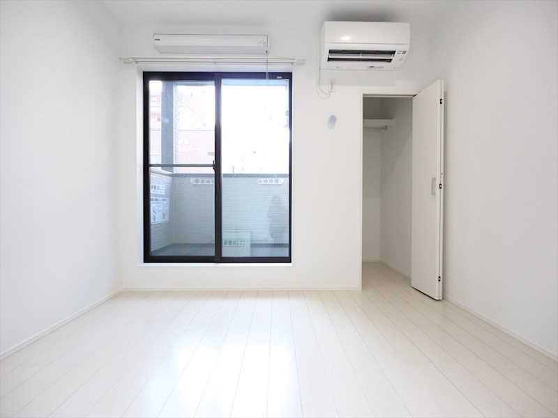 バルコニー　洋室6.1帖　エアコン完備　クローゼット付　バルコニー