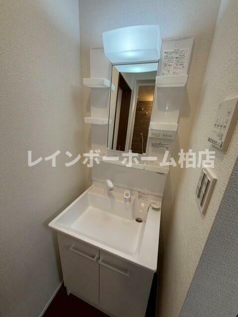 洗面設備　明るい洗面所です