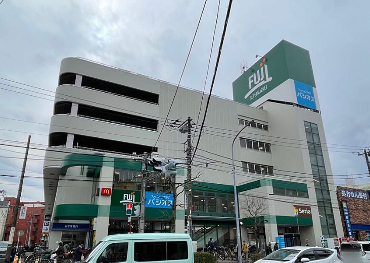 スーパー　ＦＵＪＩ横浜南店（スーパー）まで390m