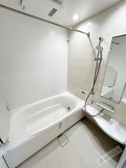 バス・シャワールーム　１坪タイプのバスで１日の疲れを癒します。